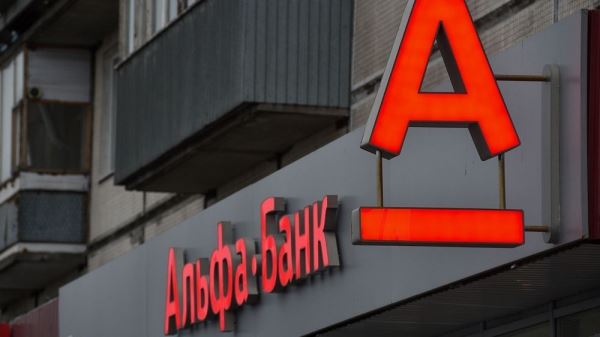 Россияне массово жалуются на проблемы с оплатой картами «Альфа-банка»